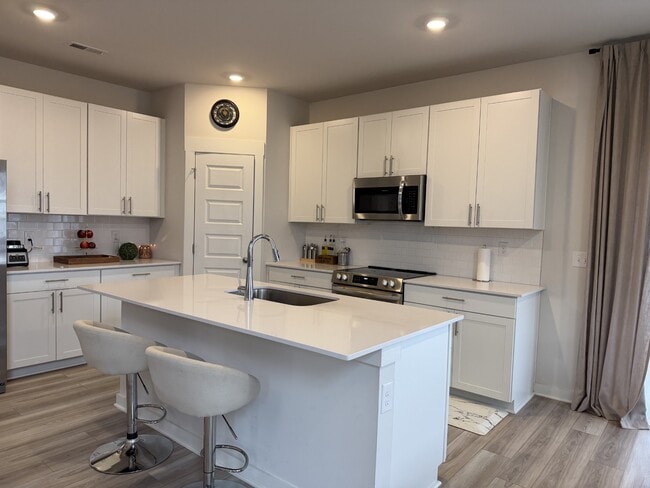 Building Photo - 213 Tartan Dr