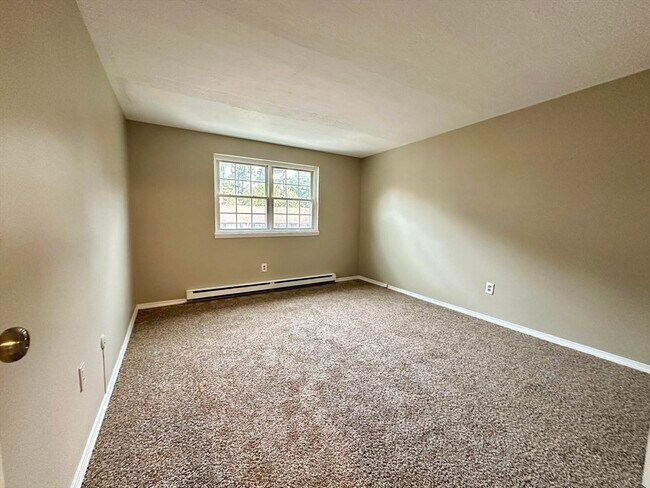 Building Photo - 7 Maple Crest Cir