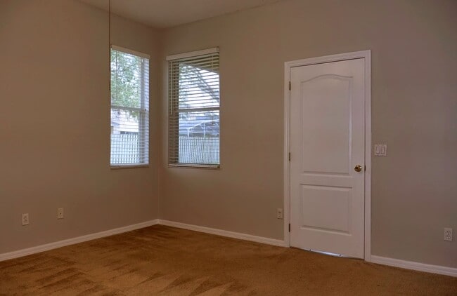 Building Photo - Beautiful 3 bed/2 bath home in Hunter's Cr...