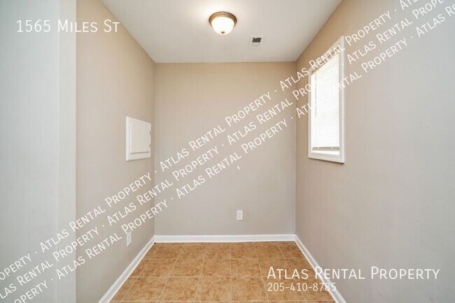 Building Photo - 1565 Miles St
