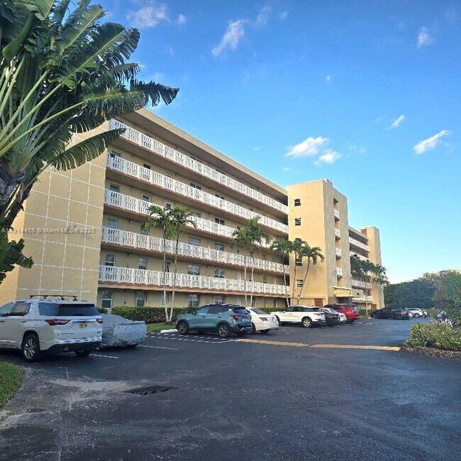 Building Photo - 200 SE 5th Ave