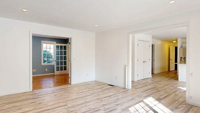 Building Photo - 12 Coldbrook Rd