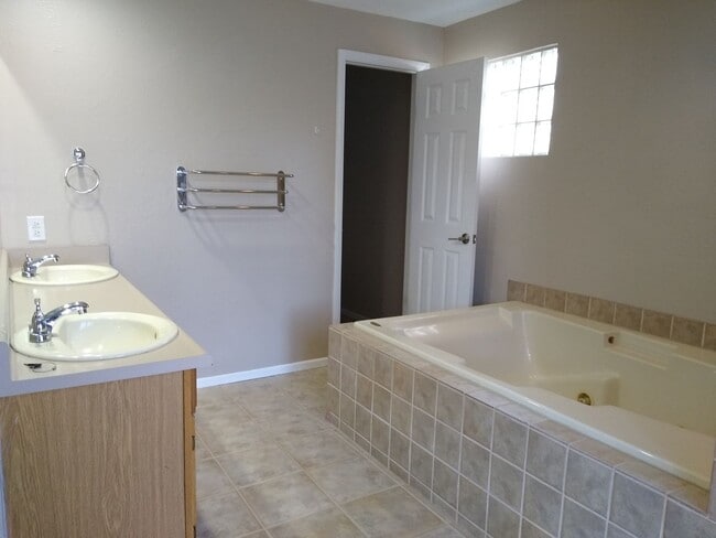 Building Photo - Stunning Ranch Home - Amazing Location - Backs up to Cherry Creek Trail