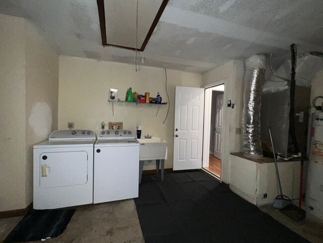 Building Photo - Available Now! Spacious 3 Bedroom 2 Bath o...