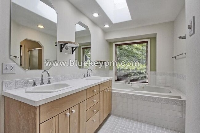 Building Photo - 4 Bed, 2 Bath Home on a Cul-de-sac in Lake...