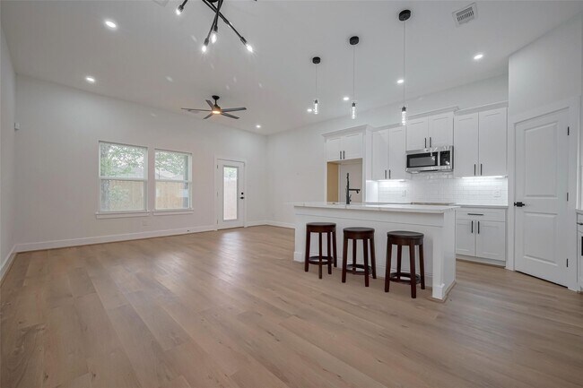 Building Photo - 7546 Charlie St
