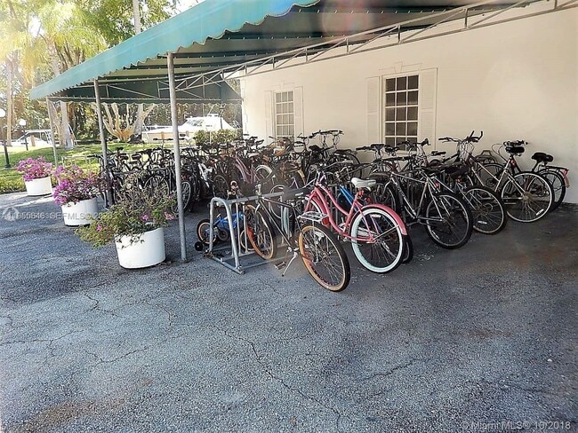 Building Photo - 6471 Bay Club Dr