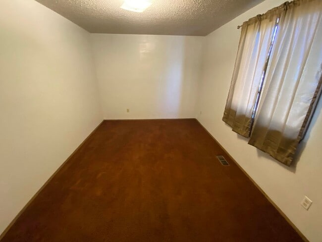 Building Photo - Cozy 3 Bedroom 1 Bath Home with Large Yard & 1 Car Attached Garage