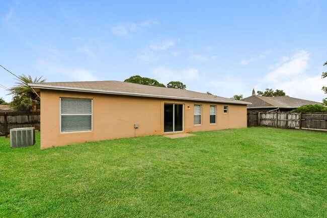 Building Photo - 1302 SW Amboy Ave