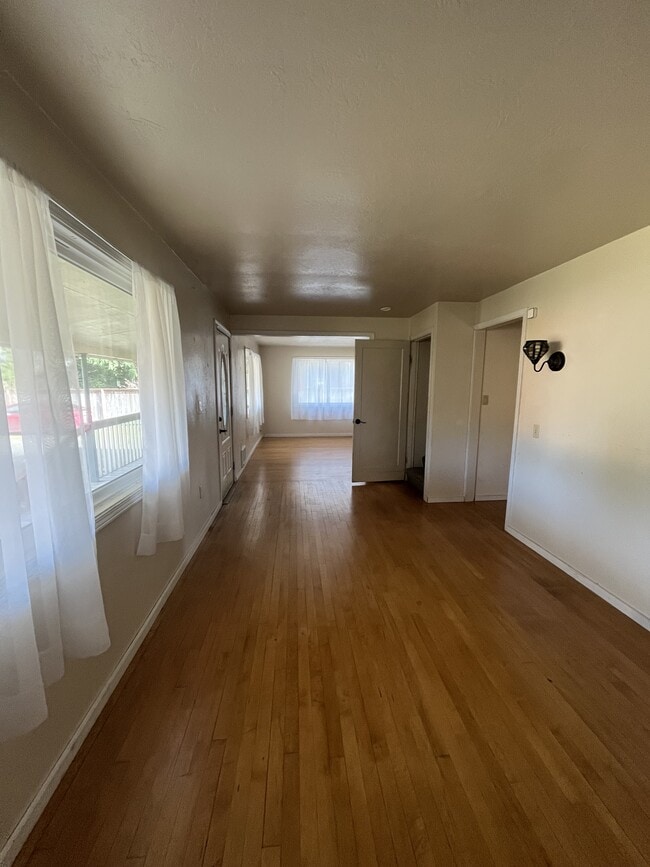 Building Photo - 340 E Island Lake Rd