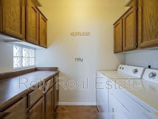 Building Photo - 4605 N Clear Creek Dr