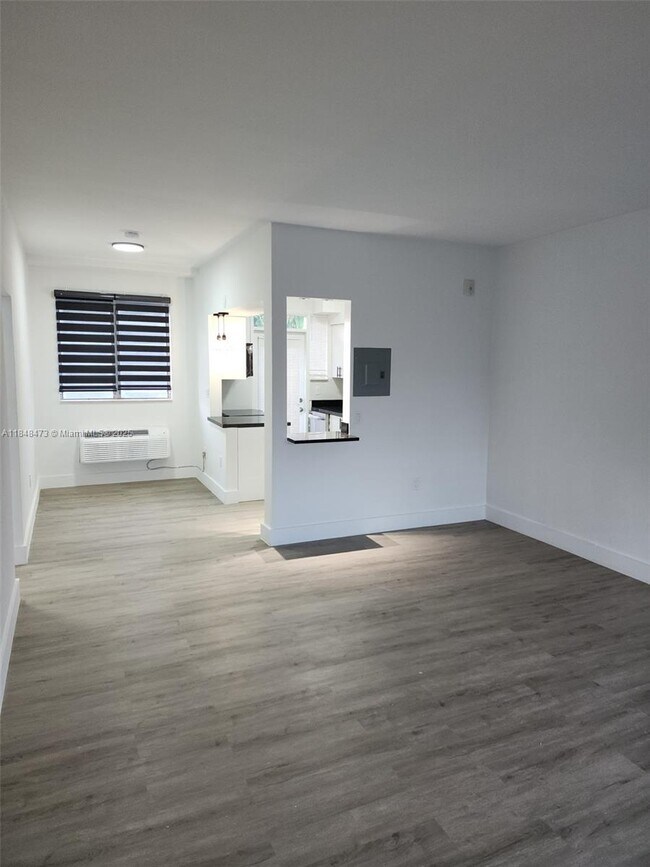 Building Photo - 2101 Normandy Dr