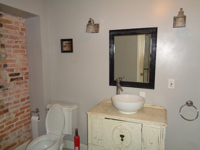 Building Photo - 2727 Hudson St