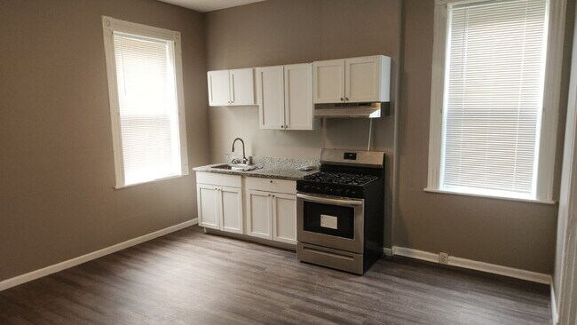 Building Photo - "Charming 3-Bedroom Retreat in the Heart o...