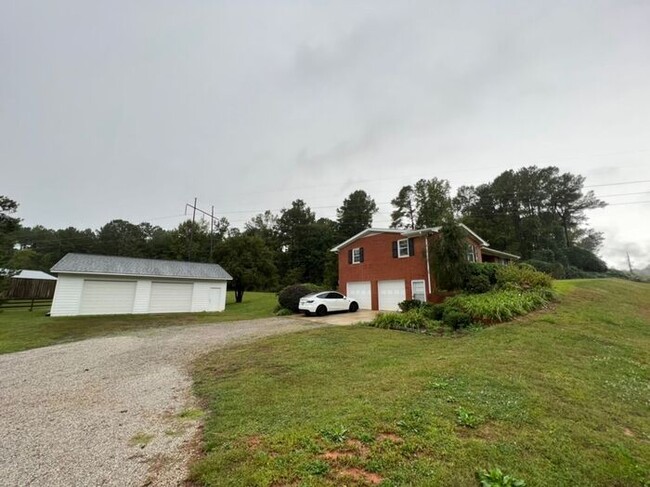 Building Photo - Large 4 bedroom home with optional HUGE de...