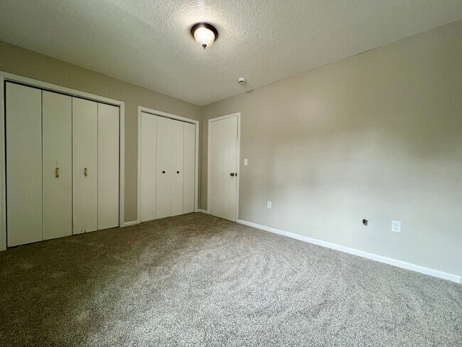 Building Photo - AVAILABLE NOW! (No Pets)