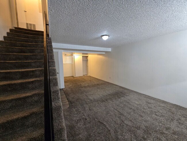 Building Photo - 1414 E 9th St