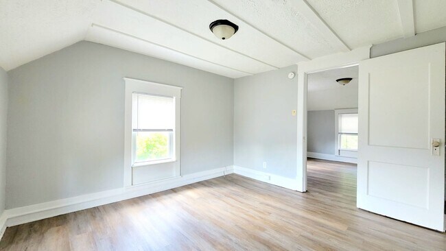 Building Photo - 1210 W 6th st