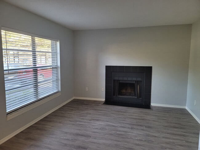 Building Photo - Conveniently located! Renovated 1 yr ago