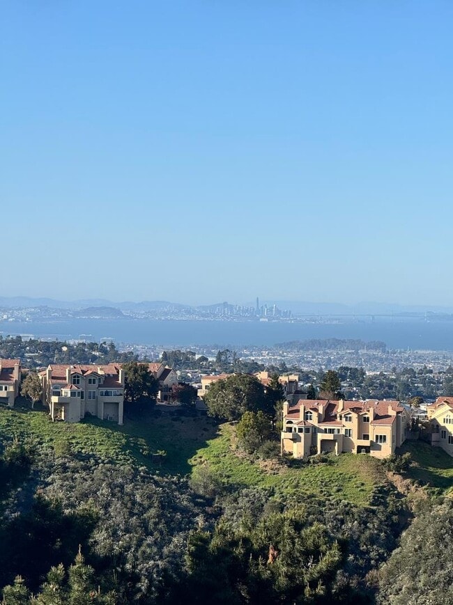 Building Photo - 27 Tulip Ln