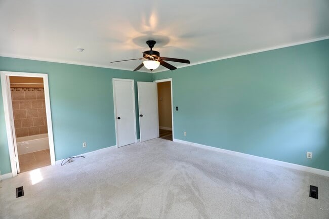 Building Photo - 549 Pringle Dr