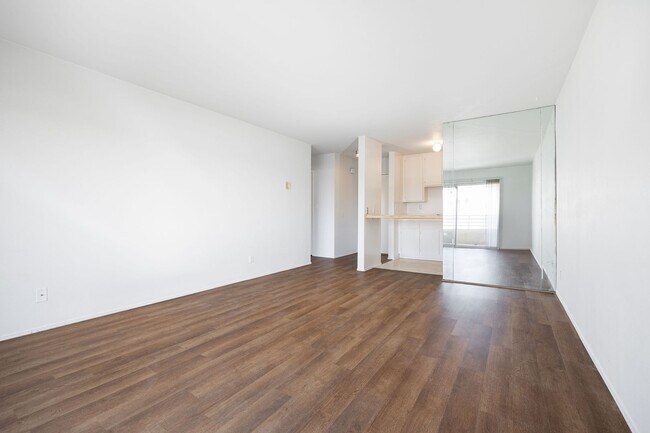 Building Photo - Pacific Beach condo now available, excellent location!