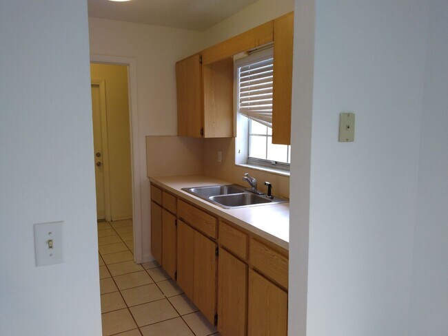 Building Photo - 2 bedroom 2 bathroom adorable house for rent