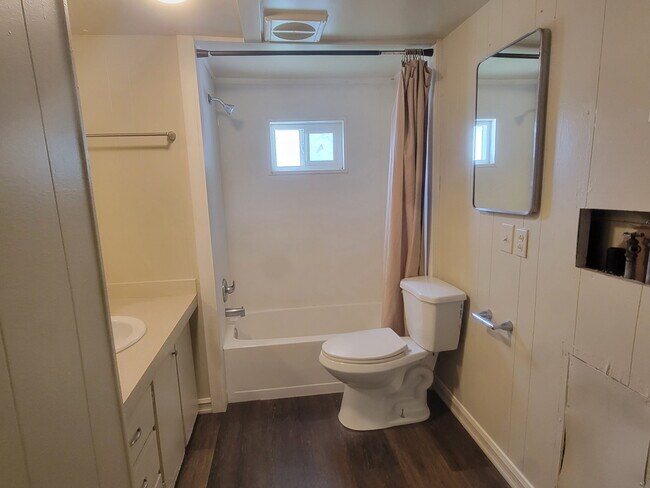 Building Photo - 1317 E Elgin St