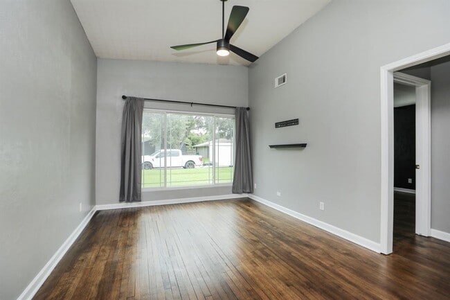 Building Photo - 3218 Cedarcrest Dr