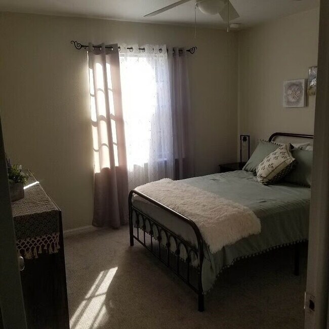 Building Photo - Furnished 3-Bedroom Pool Home