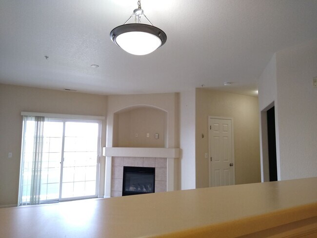 Building Photo - Super Fly 1 Bedroom with Large Study, 1 1/...