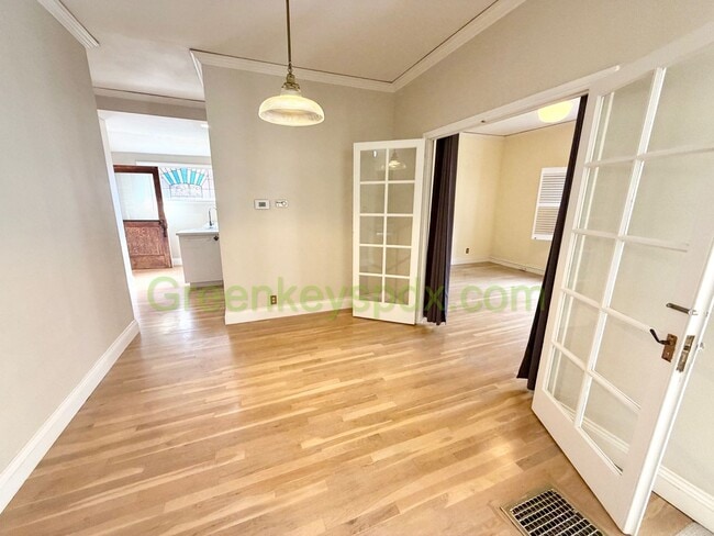 Building Photo - 10197-1136