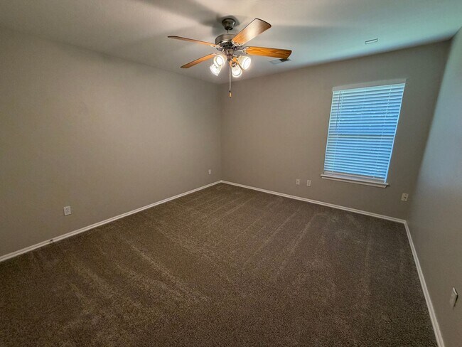 Building Photo - 411 S Pointe Ln