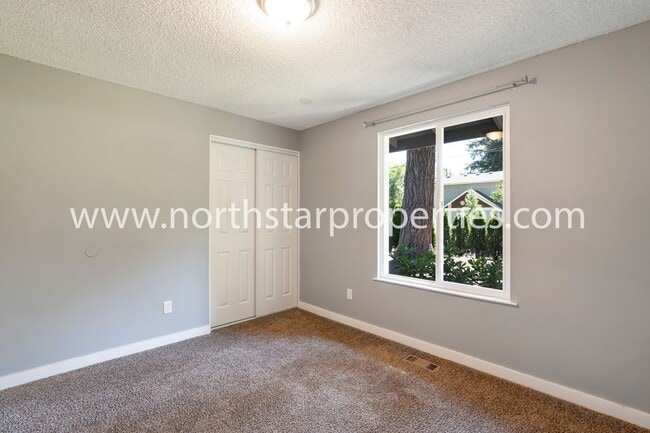 Building Photo - Garden Home Charmer