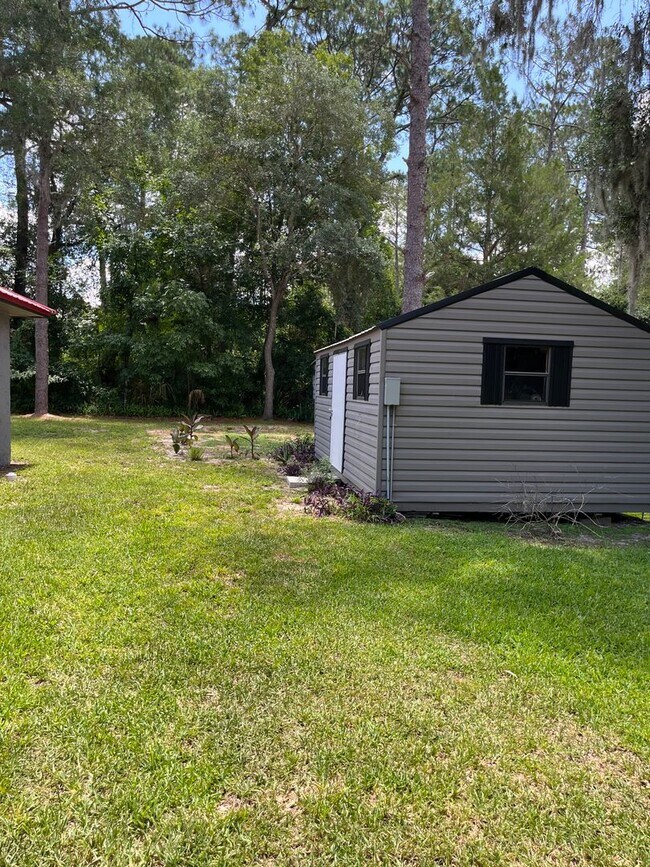 Building Photo - Spacious & Well-Maintained 2 Bedroom Home ...