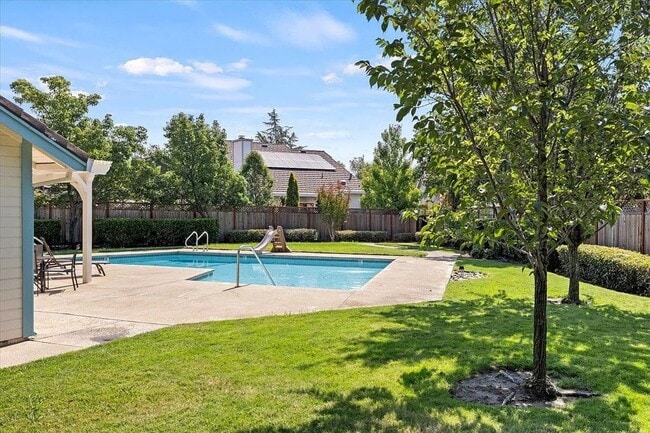 Building Photo - Updated Contemporary 3 Bed / 2 Bath Home w...