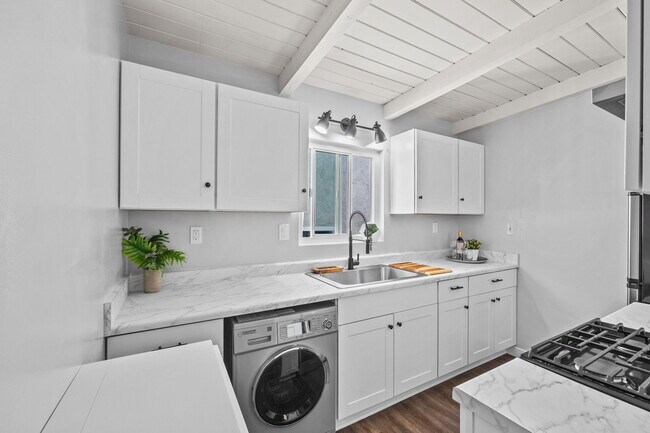 kitchen upper level - 3525 N Poinsettia Ave