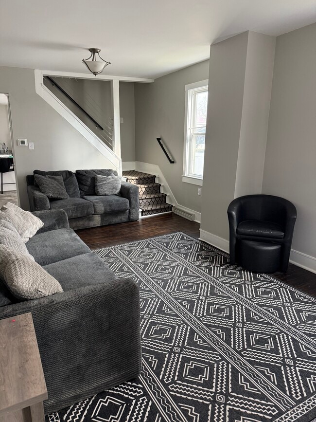 Building Photo - 406 W Pine St