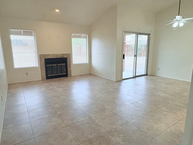 Building Photo - 3 bed/2 bath w/ large backyard