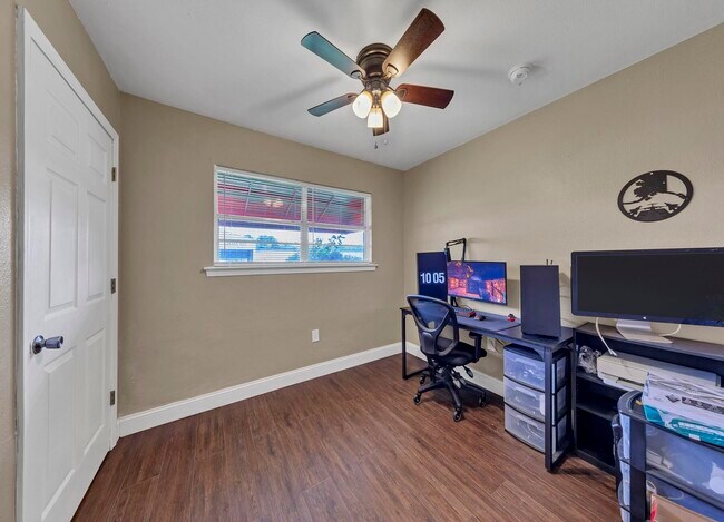 Building Photo - 460 School Ave