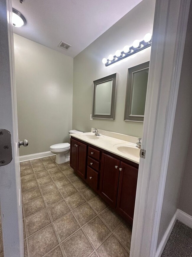 Building Photo - Available now! Lake-area living, 2 Bedroom Apartment