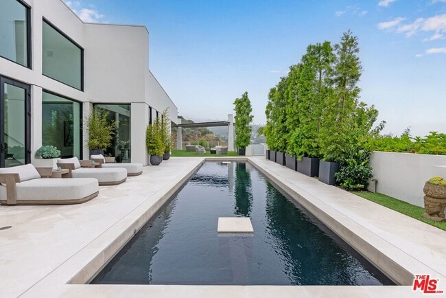 Building Photo - 9405 Sierra Mar Pl