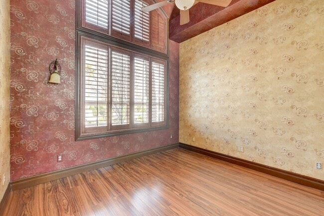 Building Photo - COMING SOON!! $1000 off 1st months Rent Guard-Gated Golf Course Living on the 14th Green!