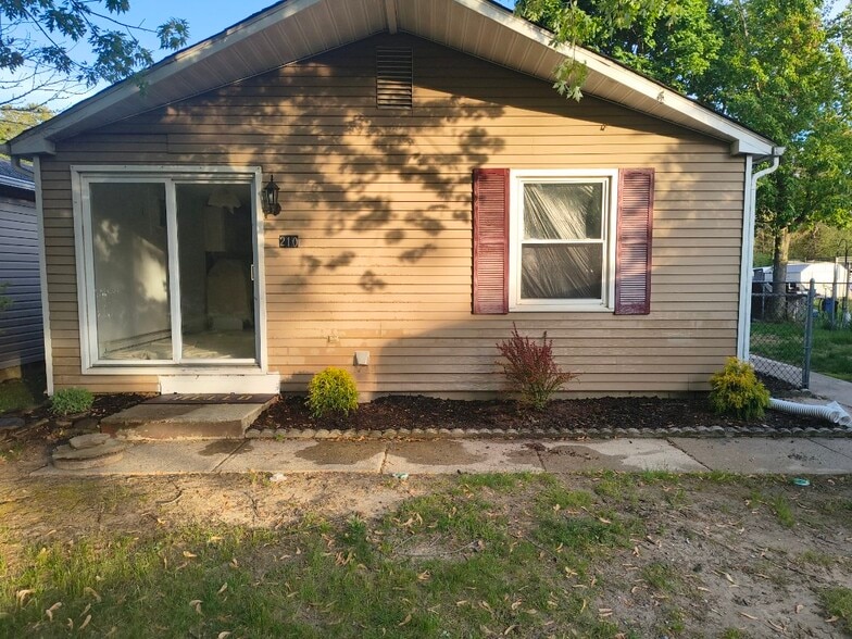 Building Photo - 210 Gibbons Ct