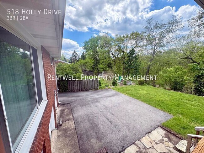 Building Photo - 518 Holly Dr