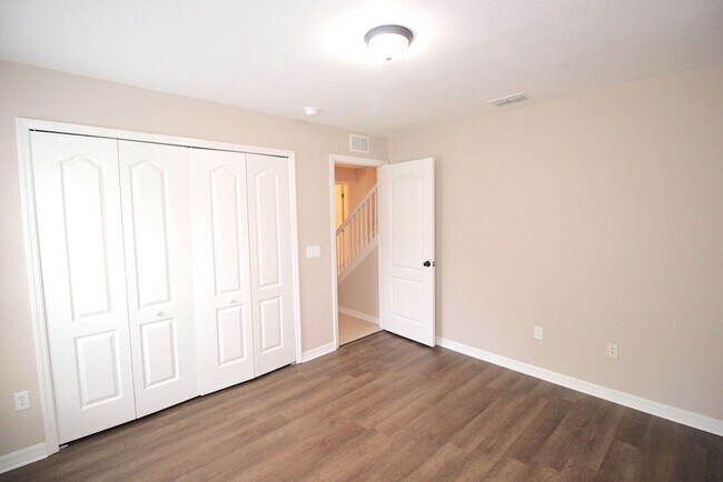 Building Photo - Huge 4 Bed 3 Bath Home w FENCED YARD and SCREENED LANAI for Rent!