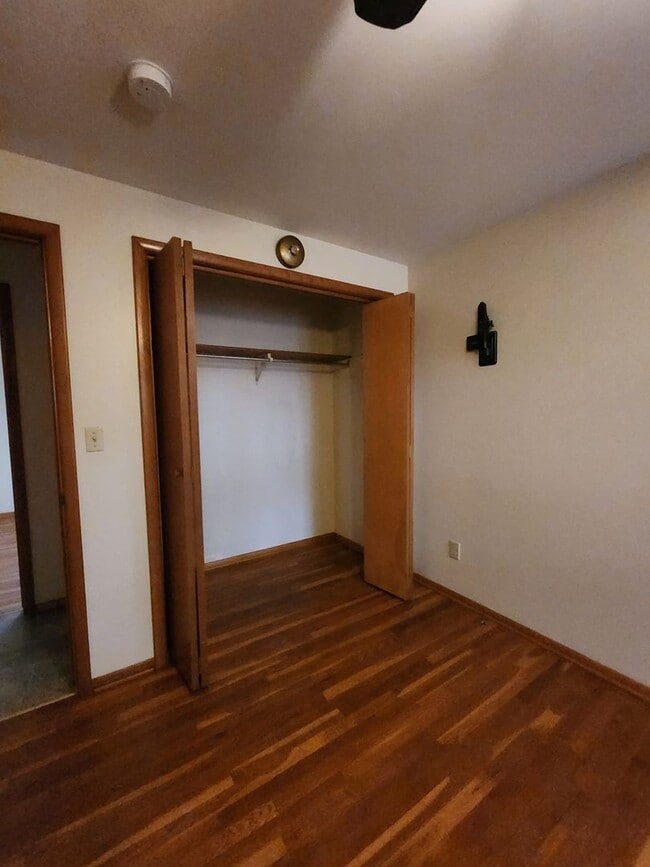 Building Photo - 3 bedroom 2 bath with garage