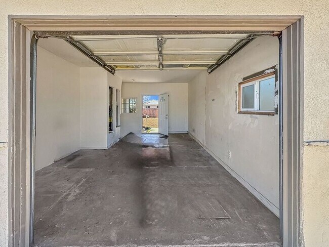 Building Photo - 839 N Midway Dr