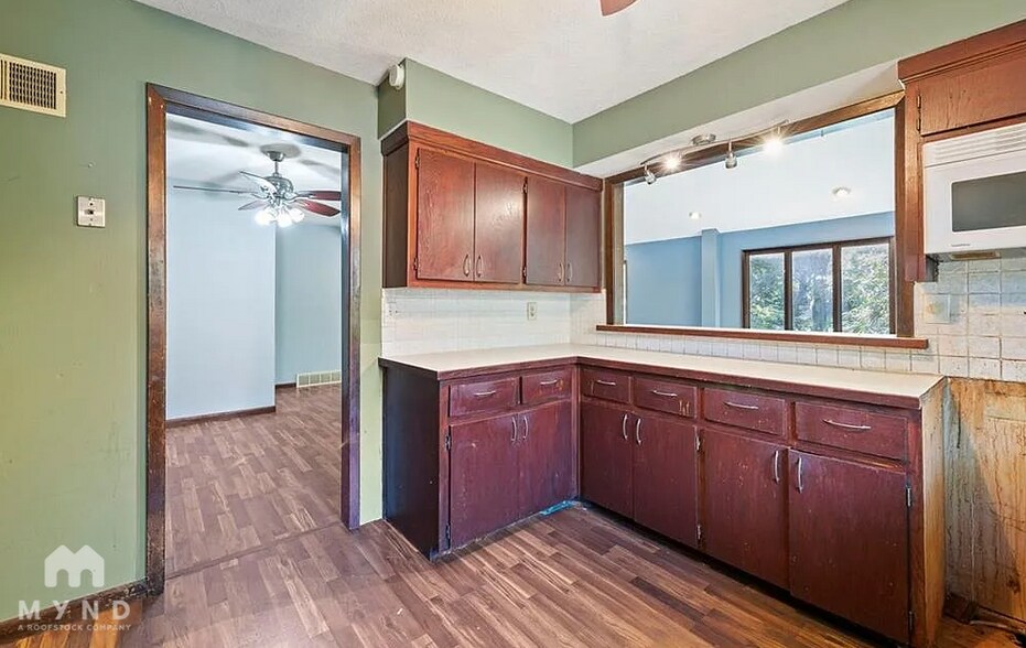 Building Photo - 527 Lancelot Dr