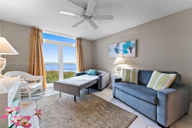 Building Photo - 669 NE Plantation Rd